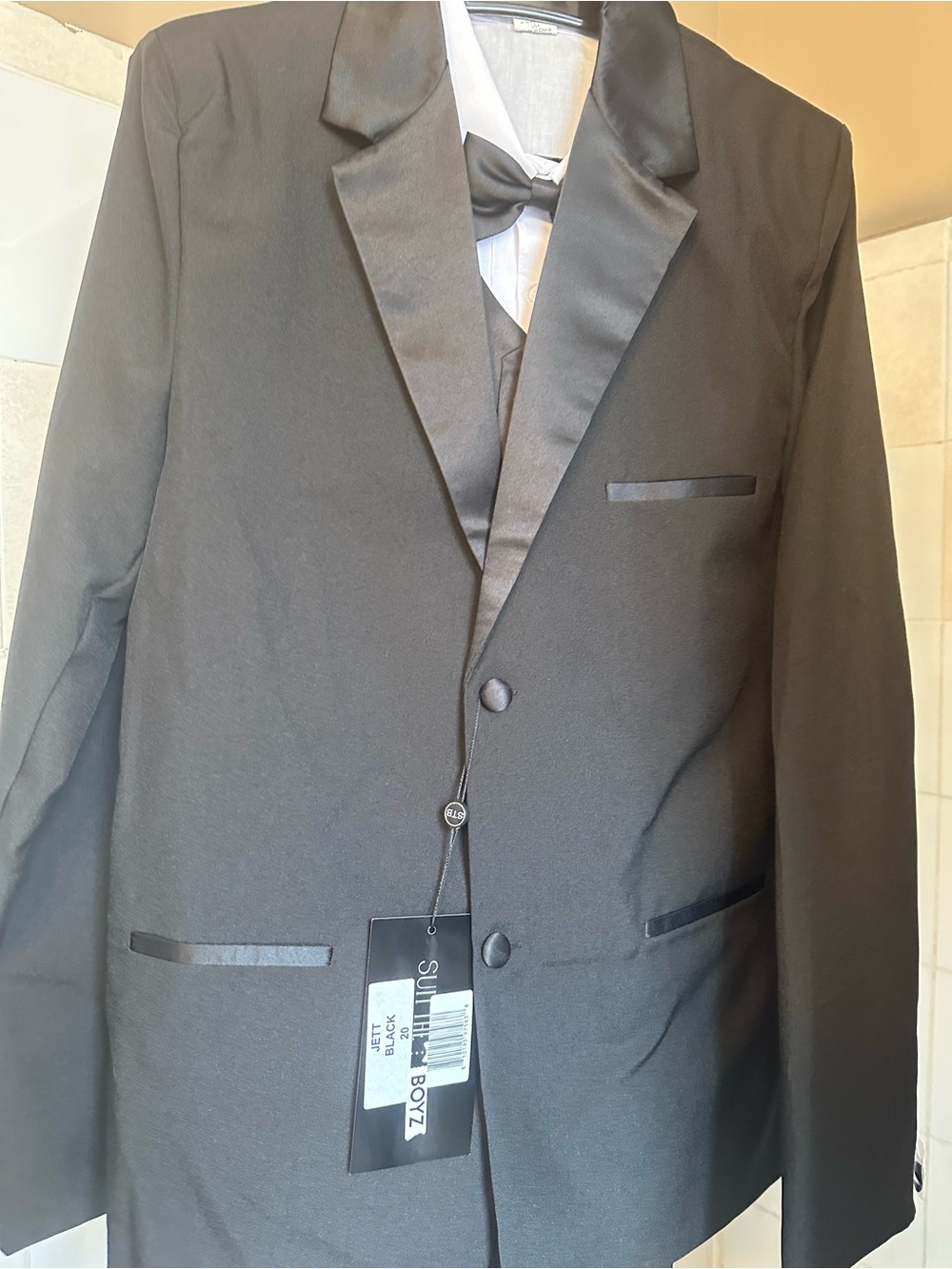 CLOSET CLOSING BIG BOYS  Black Satin-Lapel Tuxedo Jacket